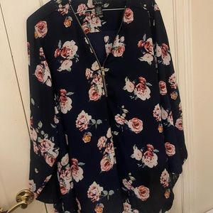 Blue blouse with flowers on it from the brand Justify in size 3x